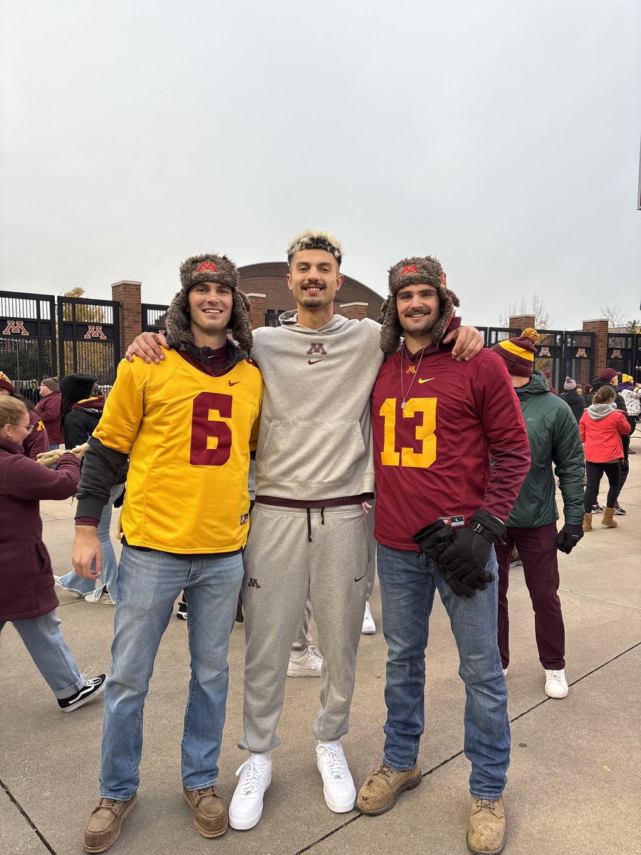 BREAKING:🚨
Future laker <a href="/Dawson23lee/">Dawson</a> confirms Notre Dame (<a href="/coachkoob44/">Chris koob</a>) is a fraud and he’s better then <a href="/klarson523/">Kevin Larson</a> at basketball