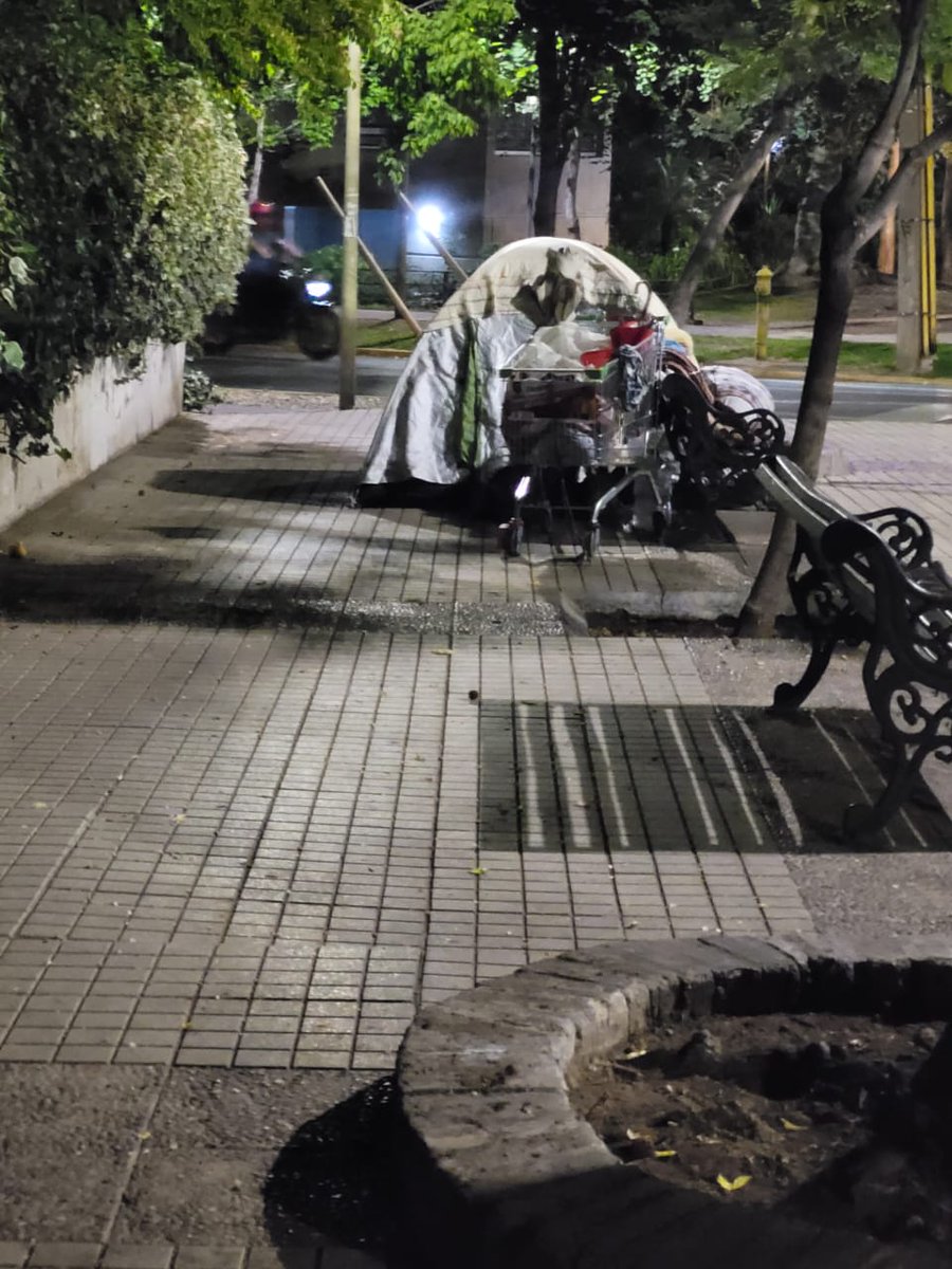 78Pattymunoz's tweet photo. @catasanmartinlc @danielapenaloza @LC_Seguridad @Muni_LasCondes @Carabdechile vasco de gama esquina martín alonso pinzón se instaló una carpa en la punta de diamante https://t.co/yYwNallKy2