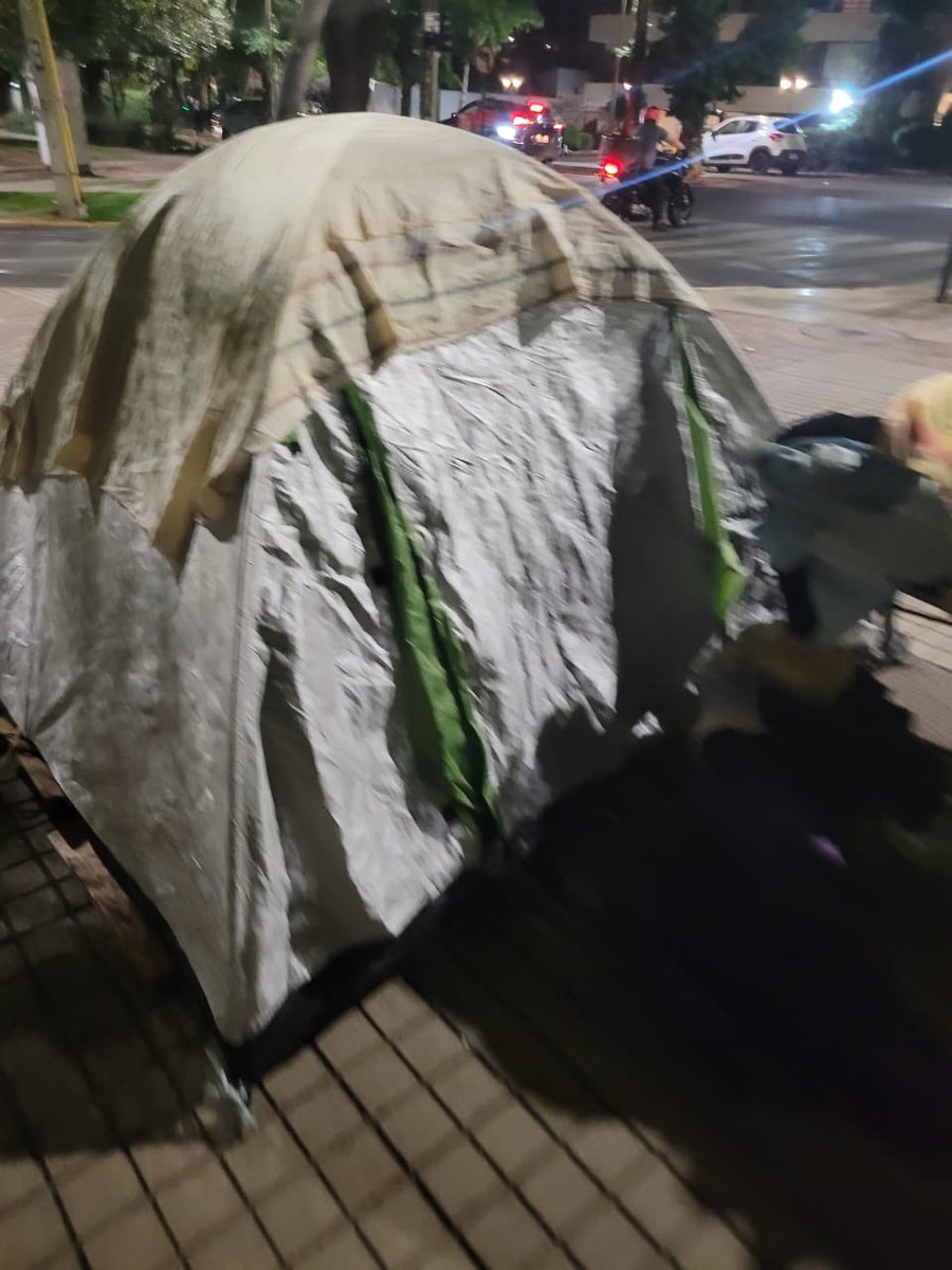 78Pattymunoz's tweet photo. @catasanmartinlc @danielapenaloza @LC_Seguridad @Muni_LasCondes @Carabdechile vasco de gama esquina martín alonso pinzón se instaló una carpa en la punta de diamante https://t.co/yYwNallKy2