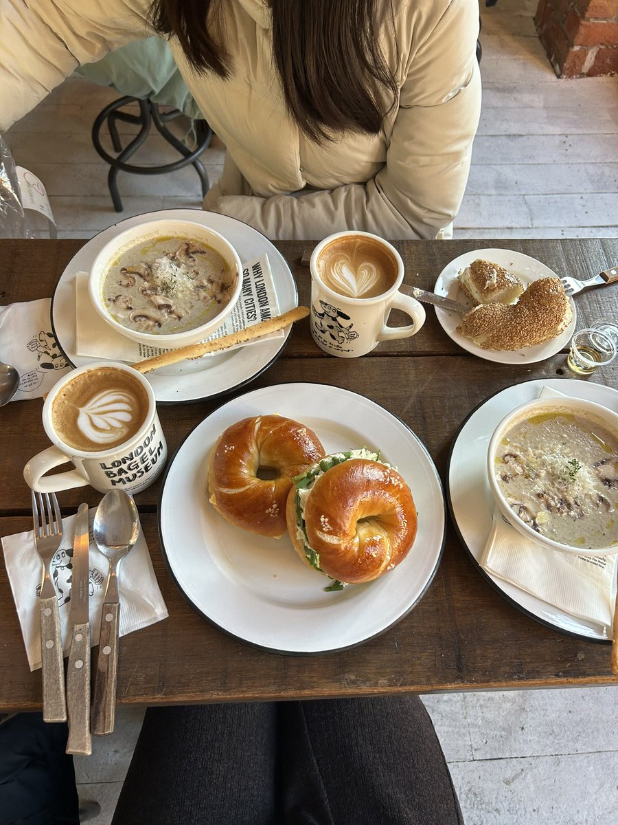 soph30455847's tweet photo. ロンドンベーグル朝から激混みの巻。
8時オープンで7時半に着いたら14組目でオープンから10分くらいで入れた🥯

めっちゃ美味しかったけど特にスープが量多いから2人で一杯シェアで十分！

クリーム系以外は最長2週間くらい日持��するそうなのでまとめて買ってもいいかもね🍑 https://t.co/pkyfFqG9tD