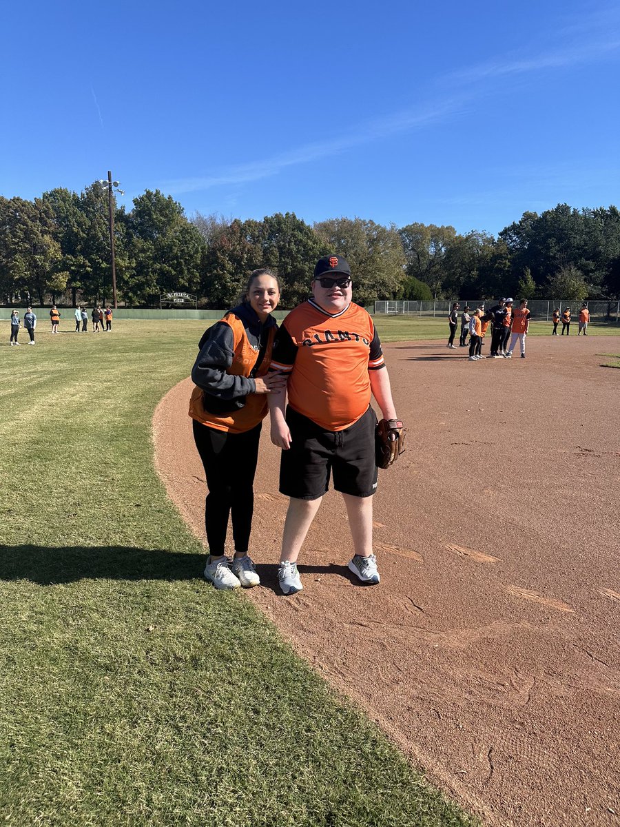 EnnisHSsoftball's tweet photo. Thank you Waxahachie Miracle League for having us out today to volunteer! Our girls buddied up with a player and helped them run bases and field positions, it was an awesome experience for the girls and the players both! https://t.co/9LcVjvmnbB