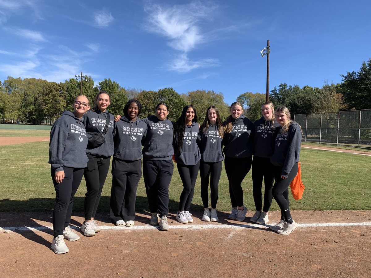 EnnisHSsoftball's tweet photo. Thank you Waxahachie Miracle League for having us out today to volunteer! Our girls buddied up with a player and helped them run bases and field positions, it was an awesome experience for the girls and the players both! https://t.co/9LcVjvmnbB