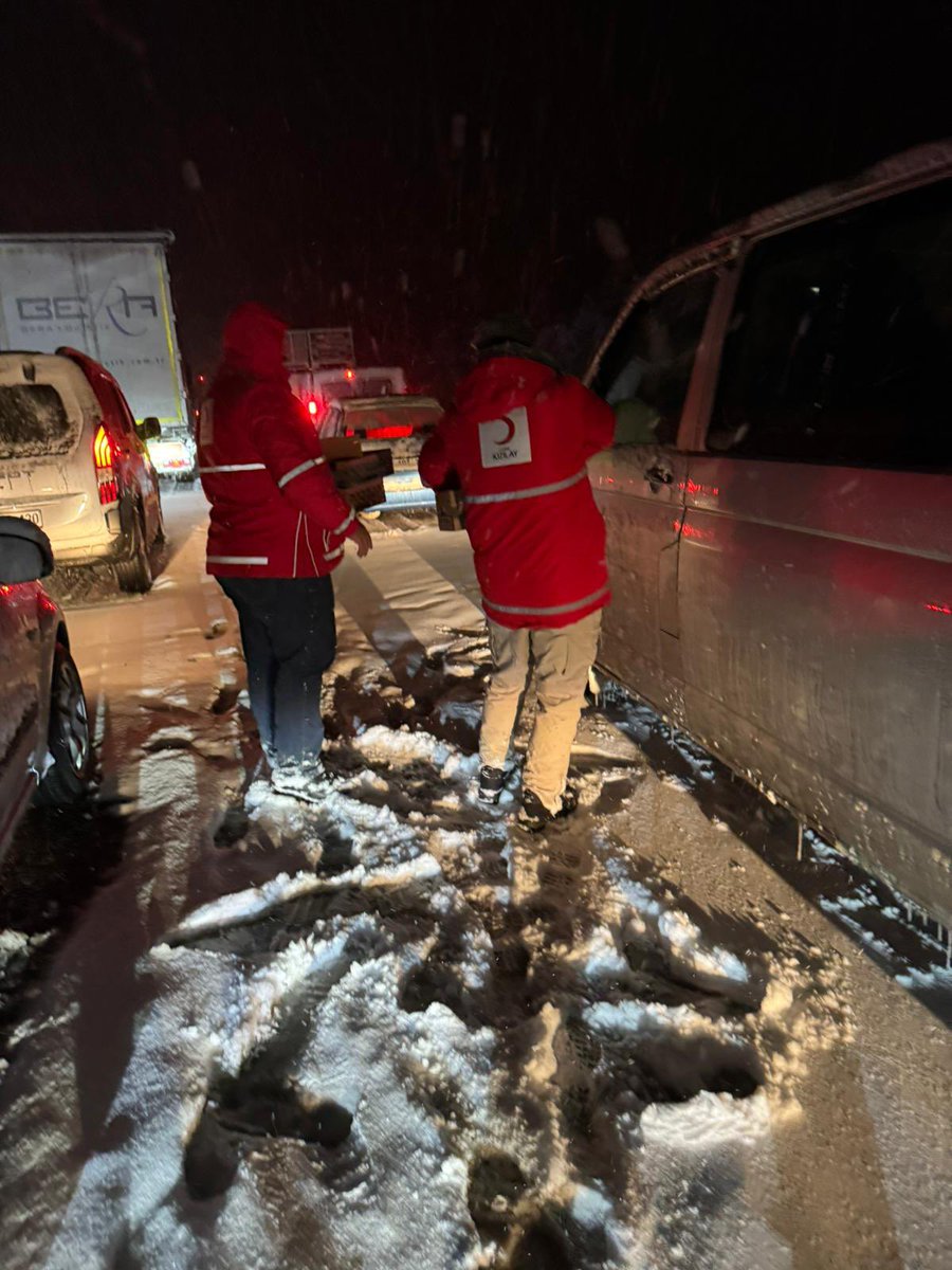 Saat 04:20 ⏱️

An itibarıyla Bolu Dağı Tüneli mevkiindeki ekiplerimiz çalışmalarını aralıksız sürdürüyor. ❄️

🚨 Vatandaşlarımıza kumanya desteği sağlamaya devam ediyoruz. #KarYağışı