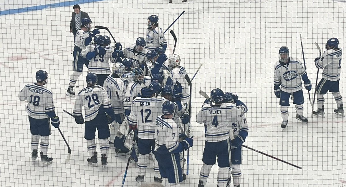 HarbormenHockey's tweet image. Great to see BFIII patrolling the blue line for Colby in their 5-1 win over Bowdoin last night…..he’s doing it in style as usual.