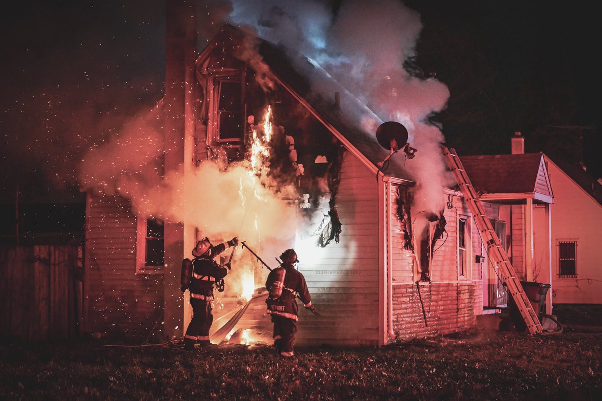313firepics's tweet photo. Dwelling fire at Radnor and Chandler Park tonight

11-23-2024 https://t.co/MxwIRLy0IR