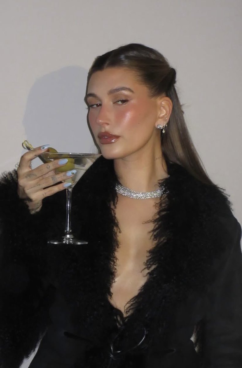 nxpressxre_'s tweet photo. HAILEY NECESITO TUTORIAL DEL PEINADO PARA HACÉRMELO EN AÑO NUEVO https://t.co/z8NXiiAXOJ