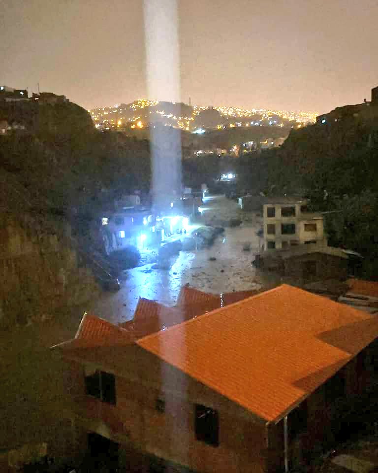 rcbolivia's tweet image. 🚨 URGENTE
#deÚltimo:
Vecinos de la Urbanización El Prado, en Bajo Llojeta, ciudad de #LaPaz, reportan inundaciones tras la intensa lluvia. Solicitan apoyo urgente a las autoridades municipales para atender la emergencia.