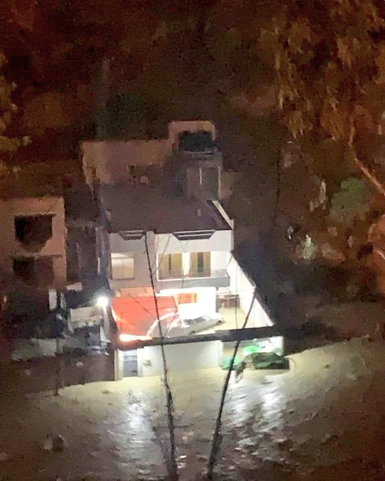 rcbolivia's tweet image. 🚨 URGENTE
#deÚltimo:
Vecinos de la Urbanización El Prado, en Bajo Llojeta, ciudad de #LaPaz, reportan inundaciones tras la intensa lluvia. Solicitan apoyo urgente a las autoridades municipales para atender la emergencia.