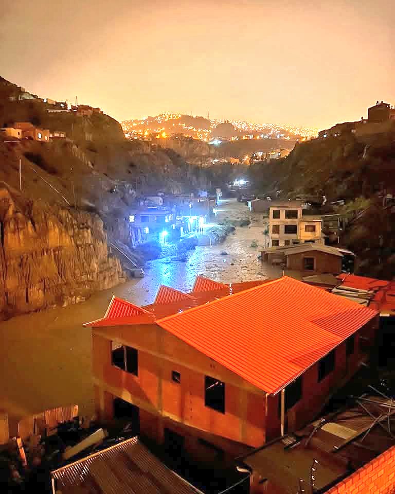 rcbolivia's tweet image. 🚨 URGENTE
#deÚltimo:
Vecinos de la Urbanización El Prado, en Bajo Llojeta, ciudad de #LaPaz, reportan inundaciones tras la intensa lluvia. Solicitan apoyo urgente a las autoridades municipales para atender la emergencia.