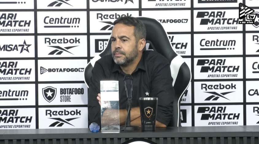 EspacoGlorioso's tweet photo. Repórter: "O Palmeiras vai ter ainda 2 jogos difíceis, contra o Cruzeiro, que precisa mostrar resultado, e contra o Fluminense, que briga contra o rebaixamento."

Artur Jorge: "Deixa eu acrescentar que terão 3 jogos muito difíceis. E o primeiro será exatamente contra nós lá quando voltarmos a São Paulo."