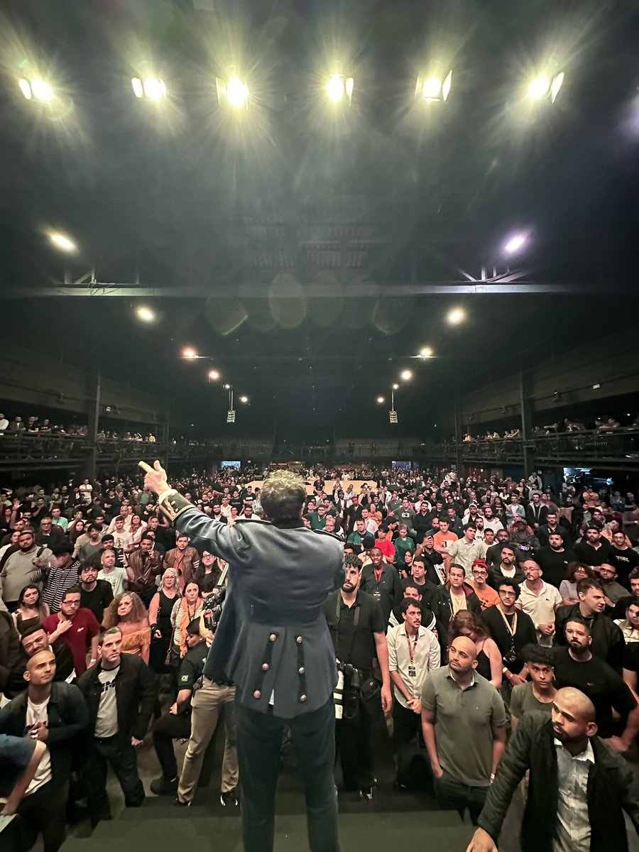 Difícil alguém fazer igual
Difícil alguém fazer melhor
Somos o futuro 

DÉCIMO CONGRESSO DO MBL FOI FODA