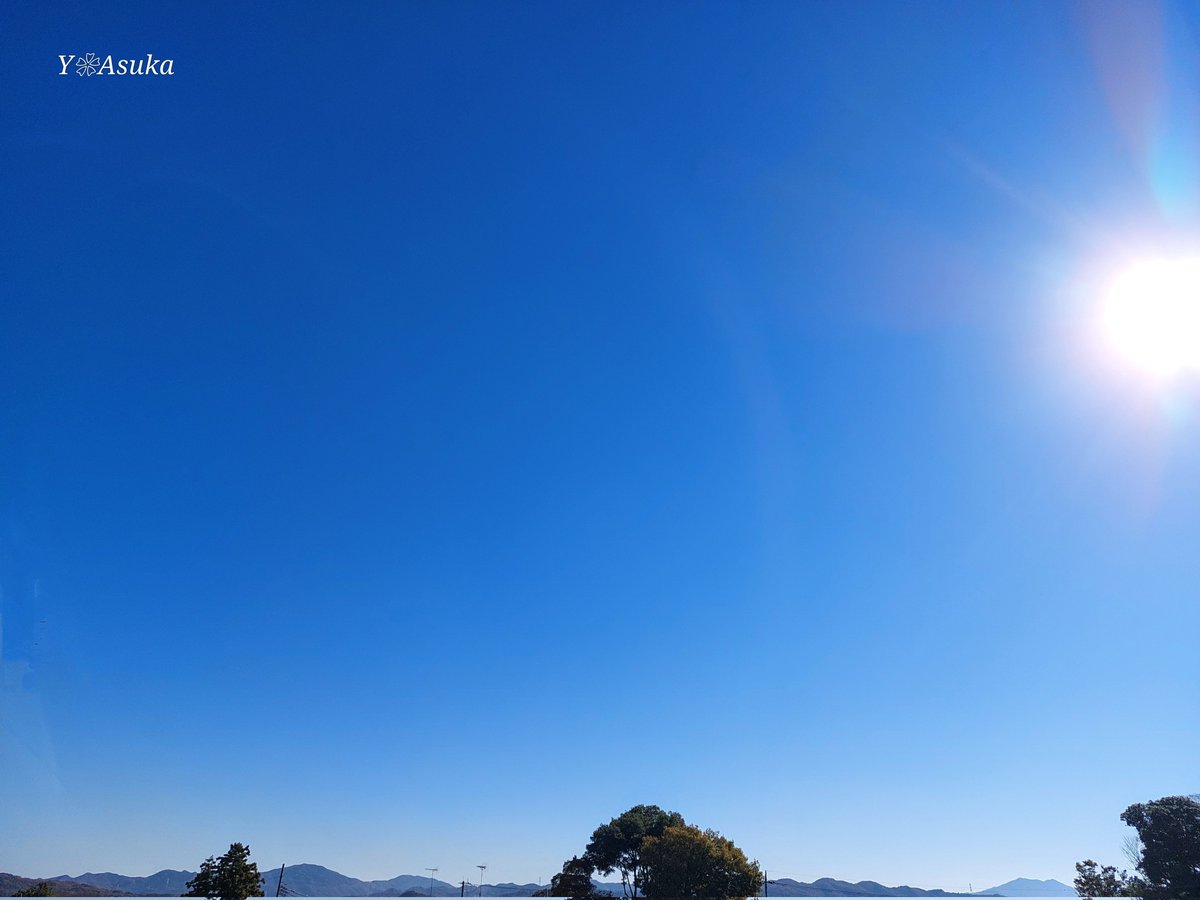 yumeasutw's tweet photo. #青空 にお日様燦々✨快晴の冷えた日曜日の朝☀️
西の空���く残る白い🌗 #有明月 (月齢22.5)
予想最高/最低気温🌡️14℃/1℃
晴れ☀️
お洗濯日和👕👖午後は北風が寒そうです🌬️➰➰🍁
#イマソラ #いまそら
#イマツキ #いまつき #月 #moon
#空の名前
#天気の図鑑 #雲の超図鑑
#鉄塔
#a2024 #a1124 #a202411 https://t.co/2u0XREcbzU