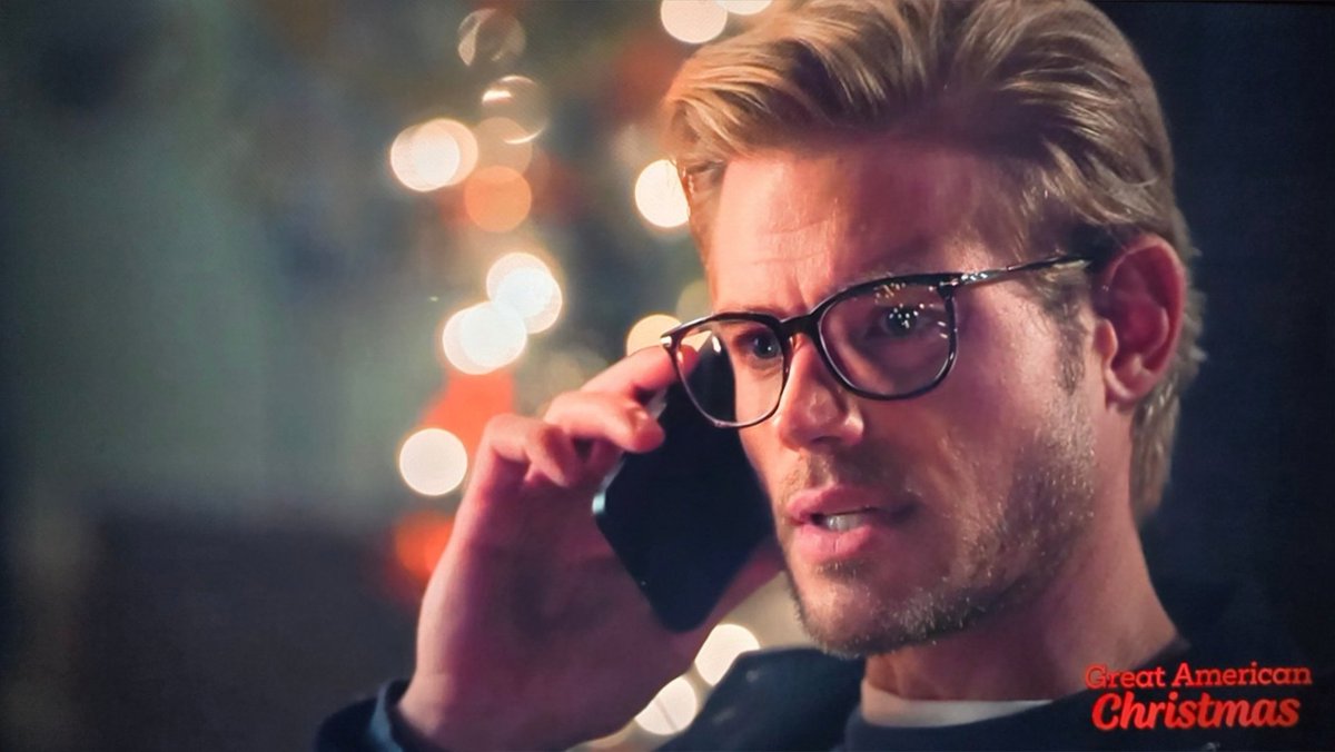 BoosterGoldKid's tweet image. Smart looking Fritzy 👌 #ALittleWomensChristmas #ALWC #TrevorDonovan @TrevDon