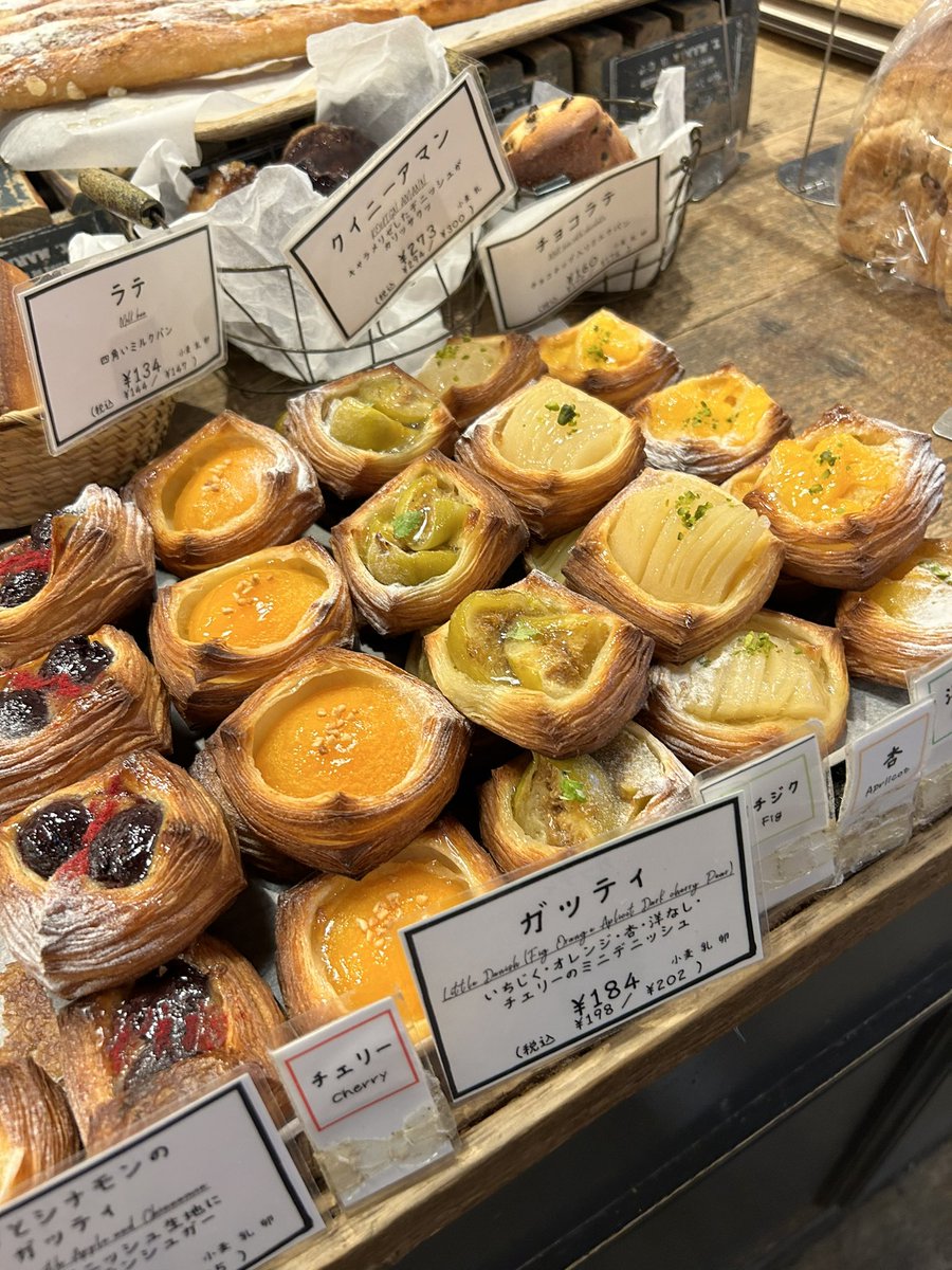 ghc112112's tweet photo. 【トラスパレンテ 中目黒】
📍中目黒
中目黒の百名店パン屋さん
日曜9時に行列もなくすんなり入れました！
特にパニーニがおすすめ🍞 https://t.co/gZis26XMxW