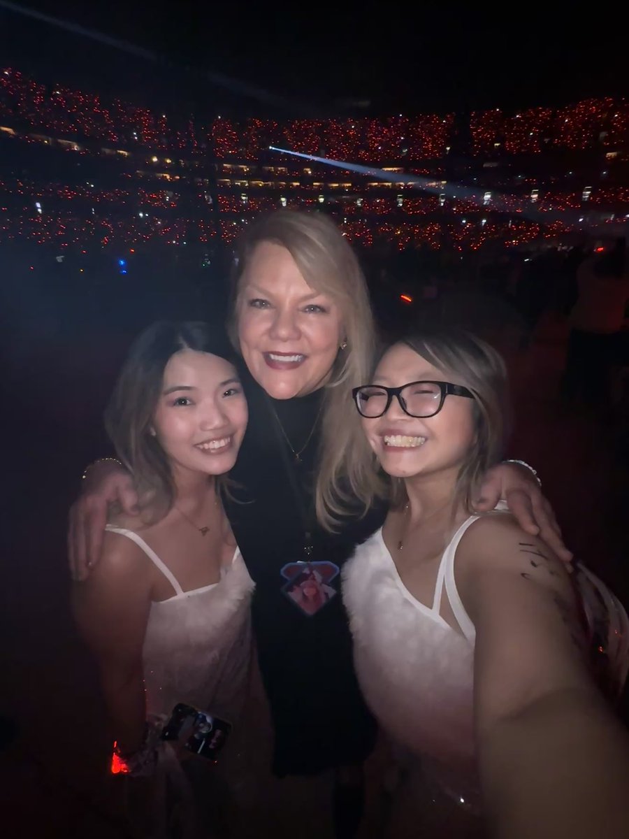 BackToSwift13's tweet image. WE MET ANDREA DURING THE RED SET — A DECADE WHEN WE MET HER FIRST AT THE RED TOUR IN VANCOUVER 😭#TorontoTSTheErasTour #TSTheErasTour