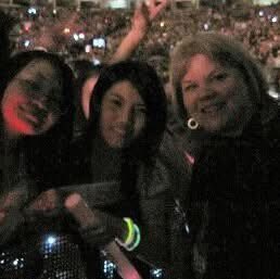 BackToSwift13's tweet image. WE MET ANDREA DURING THE RED SET — A DECADE WHEN WE MET HER FIRST AT THE RED TOUR IN VANCOUVER 😭#TorontoTSTheErasTour #TSTheErasTour