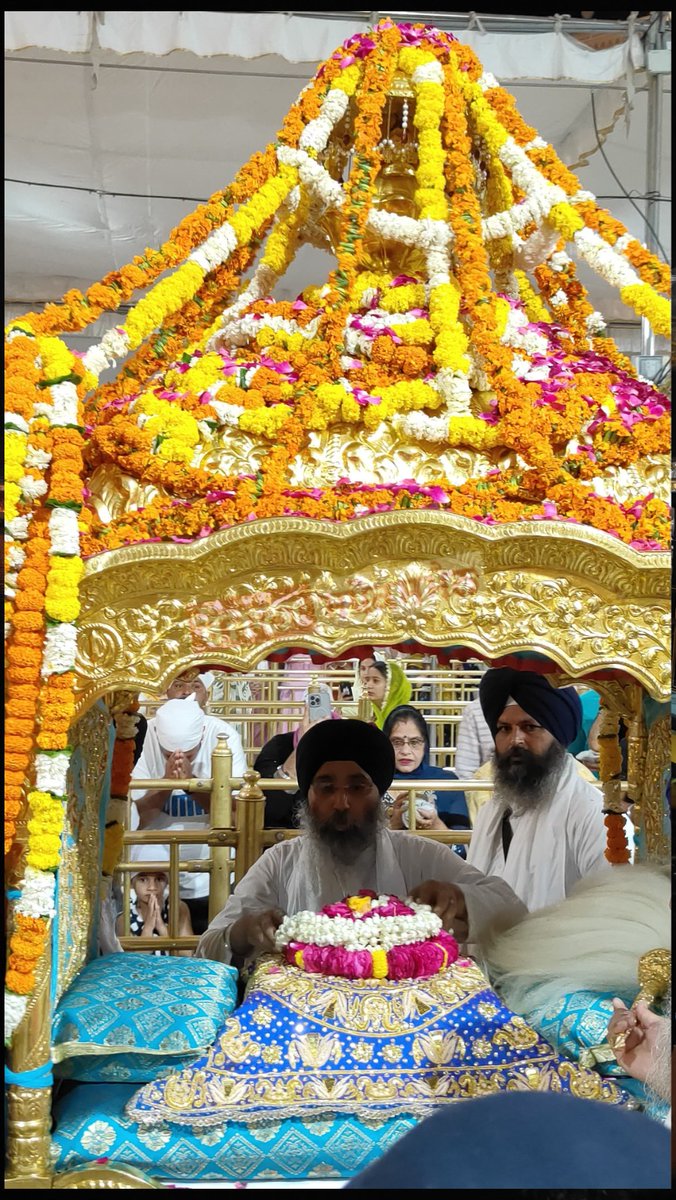 RozanaSpokesman's tweet photo. ਸੱਚਖੰਡ ਸ੍ਰੀ ਹਰਿਮੰਦਰ ਸਾਹਿਬ ਵਿਖੇ ਅੰਮ੍ਰਿਤ ਵੇਲੇ ਸਜਾਈ ਜਾਂਦੀ ਪਾਲਕੀ ਸਾਹਿਬ 
#DarbarSahib #Amritsar #RozanaSpokesman https://t.co/MjKhqG60OM