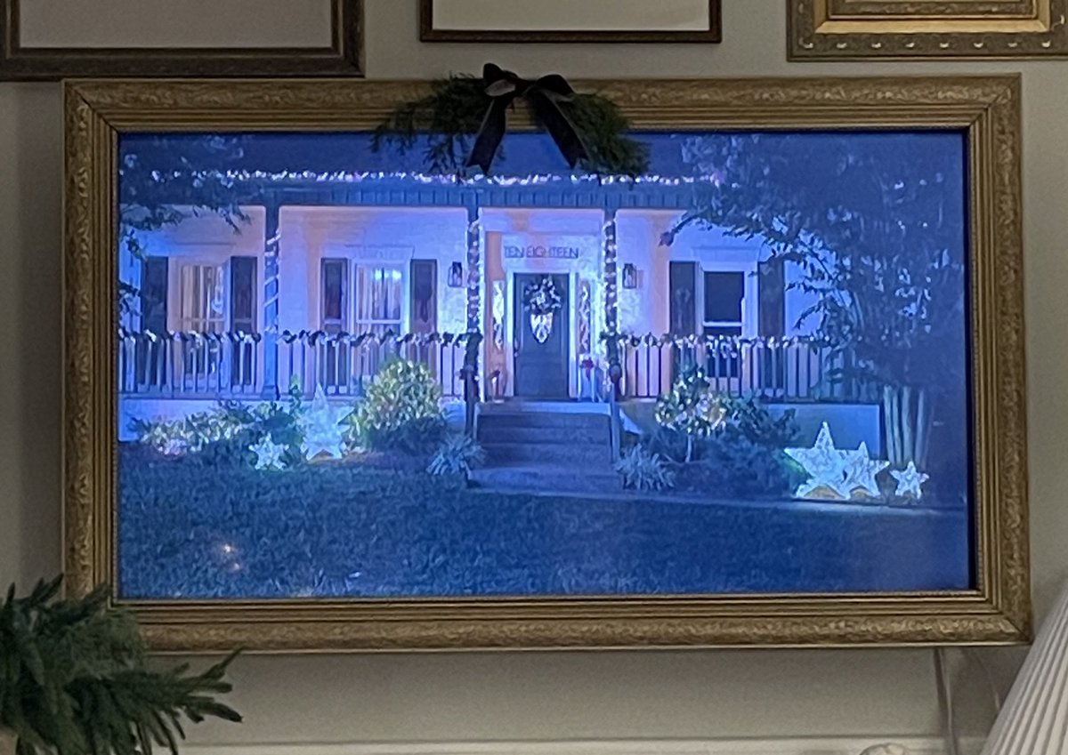 jen_lilley's tweet image. How cute is this house! 
@GAfamilyTV #ALittleWomensChristmas #ALWC #GreatAmericanFamily
