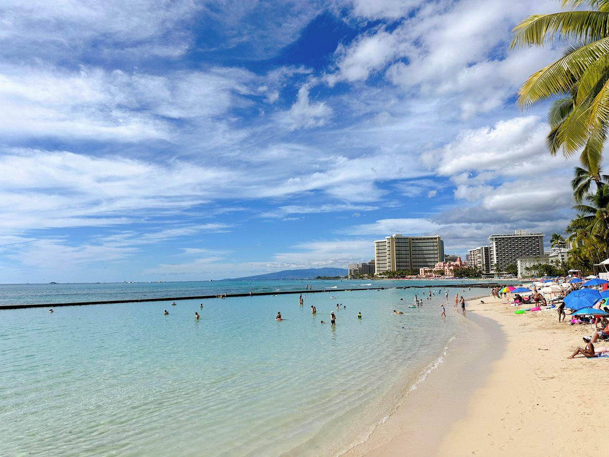 maisasaki0818's tweet image. ハワイからの映像生中継、みんなでワイキキビーチやダイヤモンドヘッドを見たり、ショップをいろいろ見たり、カラカウア通りを散歩したり、楽しかったー！

今、私が主催する旅コミュニティ「たびスリー」のオンラインクイズ大会でのハワイギフトセットを選んでるんだけど、過去一豪華になりそう！