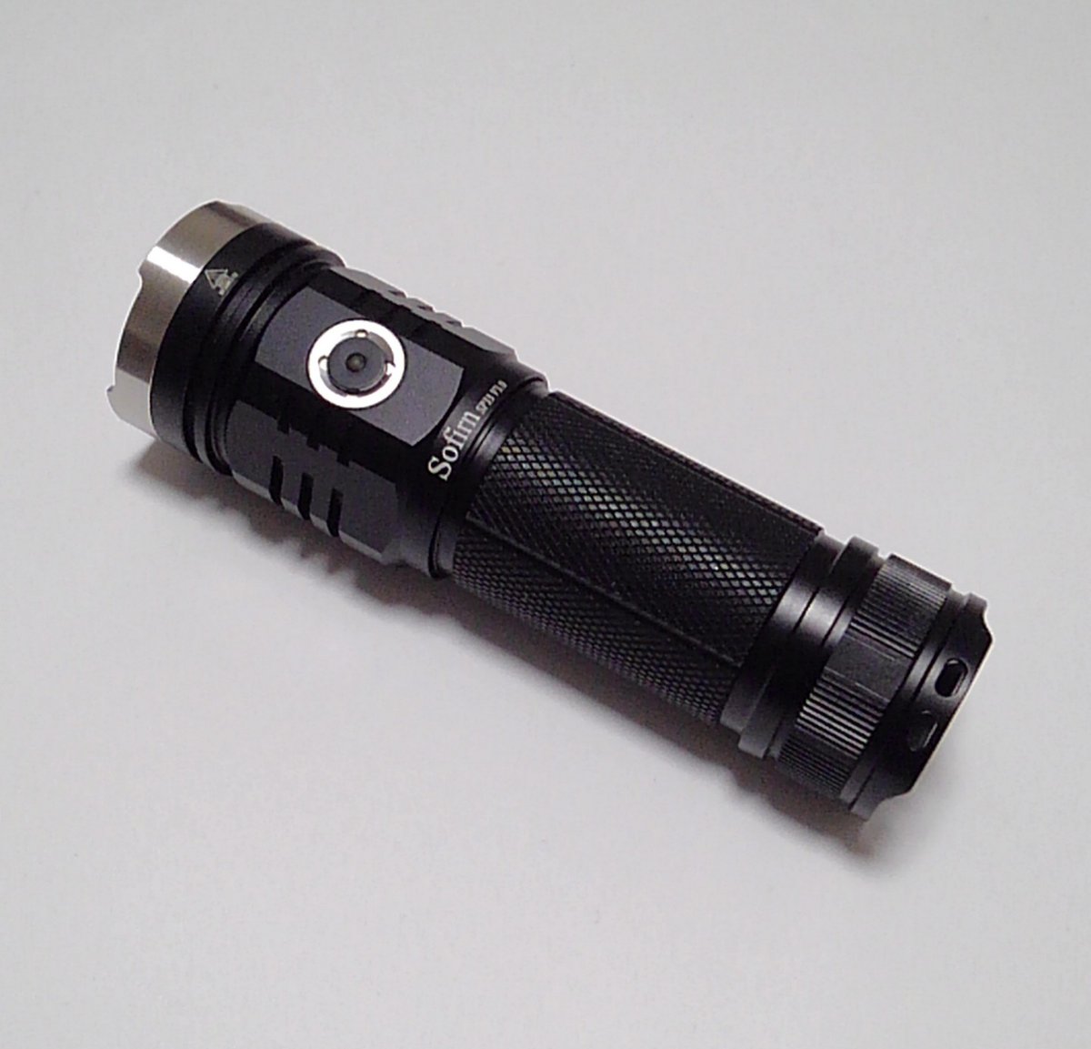 snttm1's tweet photo. #SOFIRN #SP33 SP33 V3.0
#フラッシュライト 🔦✨
自室の照明器具の調光を最も暗くしてもそこそこ明るいのでこれでその下の範囲を天井照射してカバーしている
Moon 1lm と メモリー付き無段階調光 1-3500lm の内 3-10lm程度を使うので電池容量 5500mAh は十分
USB 本体充電で便利
#防災ライト 兼用 https://t.co/1sbdQh4ir7