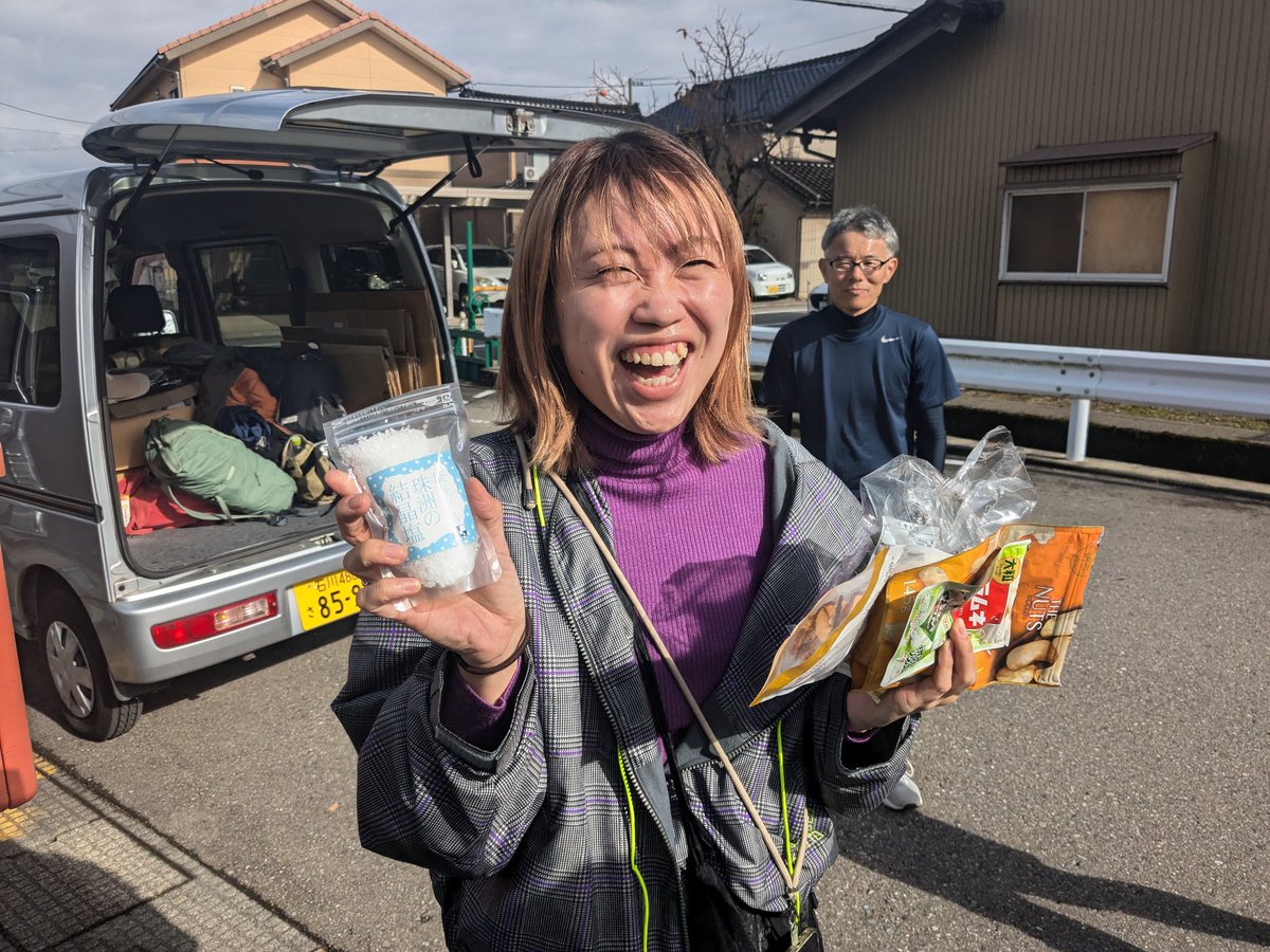 o_hiraku's tweet image. 後半戦。白山の山際を走ります。11km地点の給水ポイントでは能登の塩！沁みる〜！！
#andrun
#発酵文化芸術祭