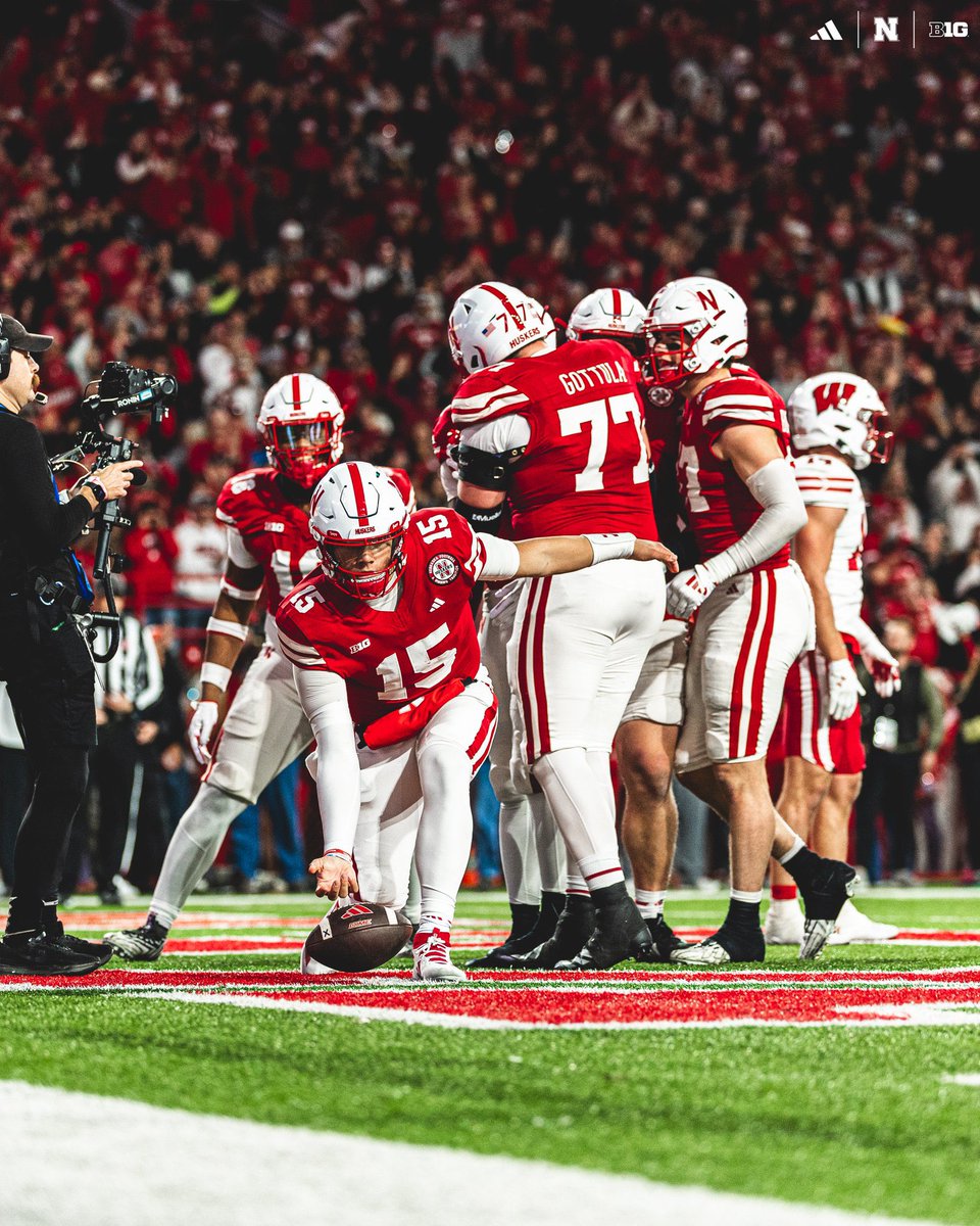 HuskerWave's tweet image. Such a badass photo  #GBR 🌽🎳