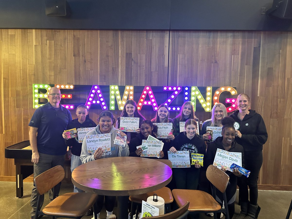 We had an amazing time celebrating this team yesterday! So proud of Coach Schnarr, Coach Jeff and all of the girls for their hard work! We can’t wait to see what they can do next year! 
Go Pirates!
#villemade
🏴‍☠️🏐💚🏐💚🏐🏴‍☠️