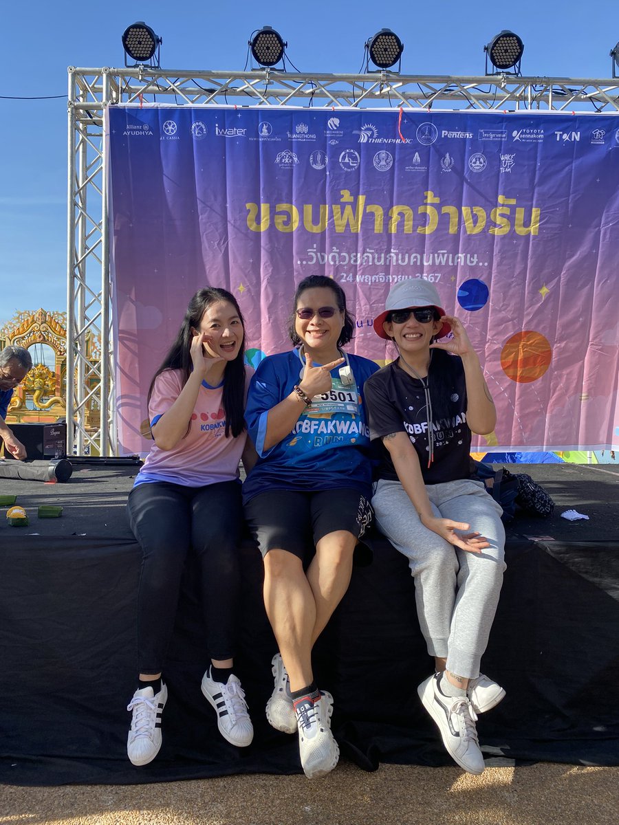 NongPatra's tweet photo. ห่างหายจาก X ไปนาน เพราะภารกิจส่วนตัว วันนี้มางานขอบฟ้ากว้างรัน เลยได้เจอฝิ่นกับฝัน นั่งฟังเพลงหน้าเวทีเลย ดีใจจัง 😊😊😊 https://t.co/N63PlzBoxo