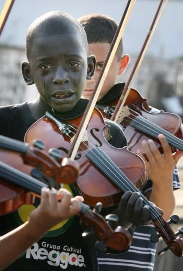 5. This photo was taken of a Brazilian boy playing the violin and crying at the funeral of his teacher who rescued him from poverty and crime. This image is considered one of the most emotional photographs in modern history!