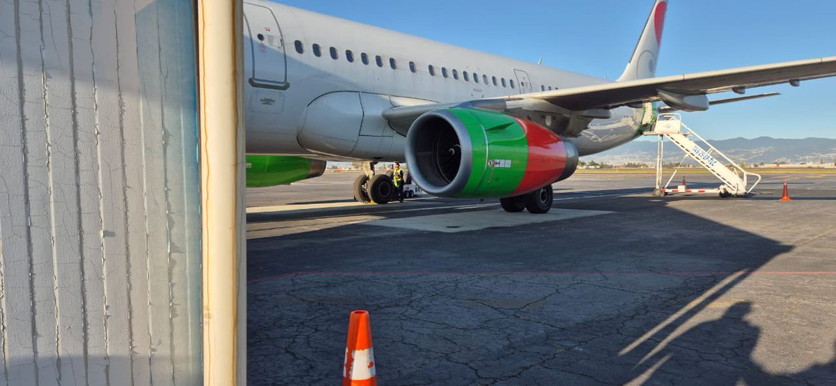 PRIX_SANTACRUZ's tweet photo. Todo mal con @VivaAerobus en el vuelo VB4043 de Toluca a destino Monterrey con horario 3:35 pm estaba retrasado una hora, después se hizo el abordaje y se empezó él despegue, cuando en piloto da un freno brusco el cual dañó una llanta a lo cual bajan a todos del avión https://t.co/i01jb7aXSc