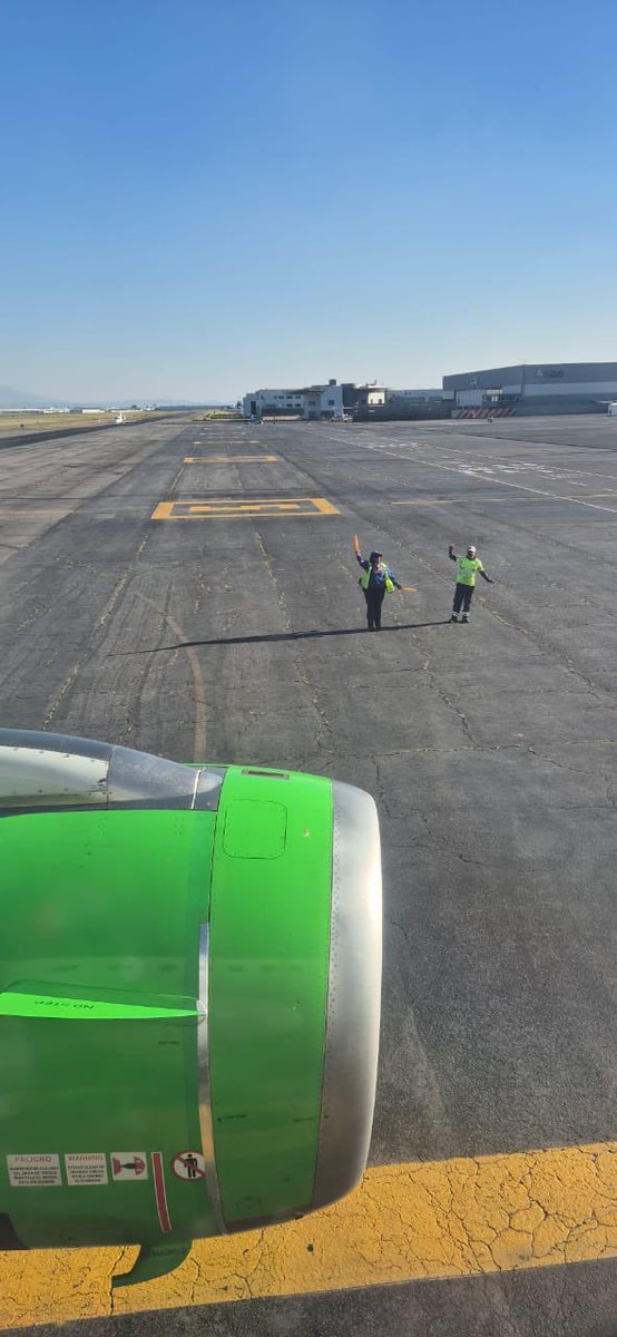 PRIX_SANTACRUZ's tweet photo. Todo mal con @VivaAerobus en el vuelo VB4043 de Toluca a destino Monterrey con horario 3:35 pm estaba retrasado una hora, después se hizo el abordaje y se empezó él despegue, cuando en piloto da un freno brusco el cual dañó una llanta a lo cual bajan a todos del avión https://t.co/i01jb7aXSc