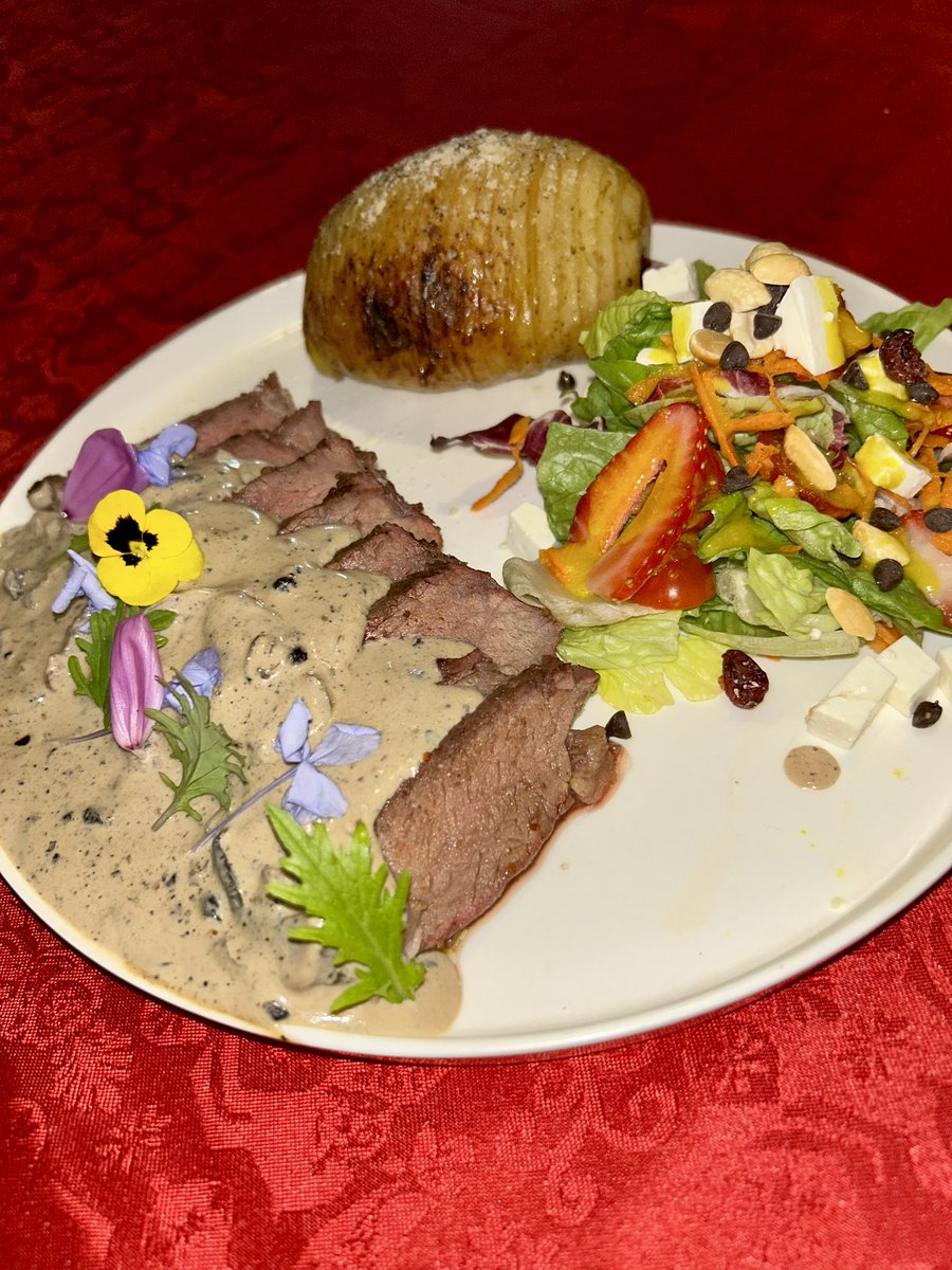 ReyGrill's tweet photo. Esta es la primera receta navideña del 2024 🤩😮‍💨 Es un exquisito platillo con picaña au poivre (salsa de pimienta negra y champiñones flameada con Bacanora) acompañada de una ensalada con vinagreta de miel/mostaza y una papa acordeón con mantequilla infusionada con parmesano 🫡 https://t.co/gAYKeVXU2I