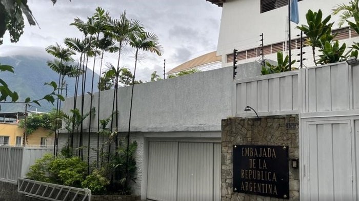 Condenamos categóricamente el reciente asedio y hostigamiento perpetrado contra la Embajada de Argentina en Venezuela y contra los ciudadanos venezolanos que se encuentran bajo su protección. Este tipo de acciones constituye una grave violación de los principios del derecho