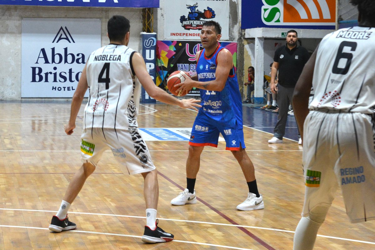 LigaARGbasquet's tweet photo. 🔝 ¡@indebbcsde consiguió su victoria número 10 en esta temporada! Venció 91-86 a @EstudiantesTuc y sigue como líder de la Conferencia Norte B. Cristian Amicucci intratable con 30 puntos y 8 rebotes.

📊 C. Amicucci (I): 30 puntos
📊 R. Banegas (E): 20 puntos

📎 Estadísticas completas: https://t.co/AhXbvd23PW