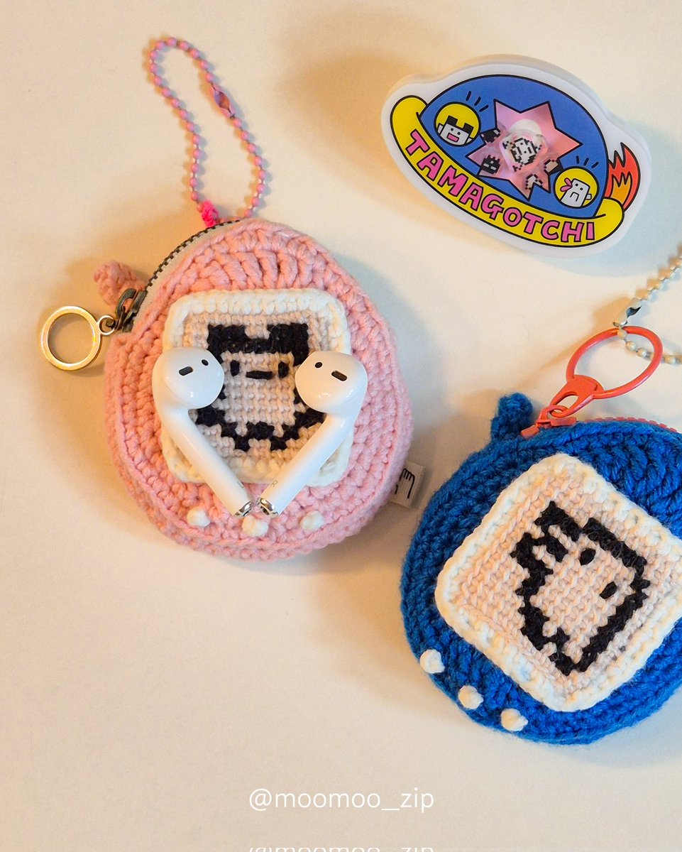 첫 도안이라 시간이 좀 걸렸지만 드디어 완성!
분홍 마메치랑 파란 쿠치파치 두 가지 버전이야.
취향대로 골라 떠보고 귀여움 득템해! 🐣
도안은 인스타에서 확인 가능해. :)
📎 프로필 링크 확인해줘!