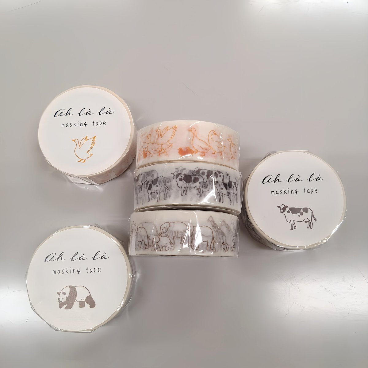 way_mihama's tweet photo. 【📢文具新入荷】
#ELCOMMUN ( #エルコミューン )さんより「ah la la」シリーズの文房具が入荷しました!
今回はペンケース、ブックカバー、ロールスタンプ、マスキングテープの4種!
ぜひお気に入りを探してみてください〜🐮 https://t.co/LpkjeZ9zBs