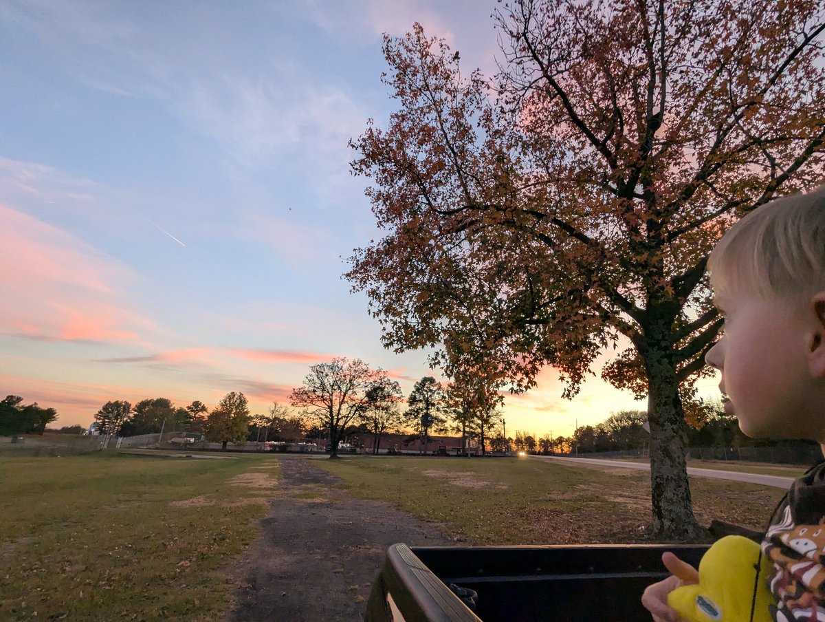 GeoffreyKP's tweet photo. @NWSLittleRock beautiful night to watch a balloon launch with a very impressed 5 year old. Thanks for the show! https://t.co/1vHcdSOiia