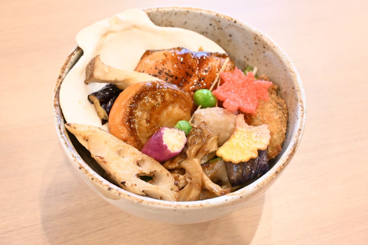 3kagetsudake's tweet photo. 【3ヶ月しか食べられないどんぶり屋】は12/1(日)まで❗️

わだの人気メニューの一つ『まるごと帆立の吹き寄せ丼』は、帆立まるごと、秋鮭、舞茸の照り焼きにカキフライがのった秋を丸ごと味わえる贅沢どんぶりです☺️✨

#3カ月しか食べられない店 https://t.co/1RIlQUZQy0