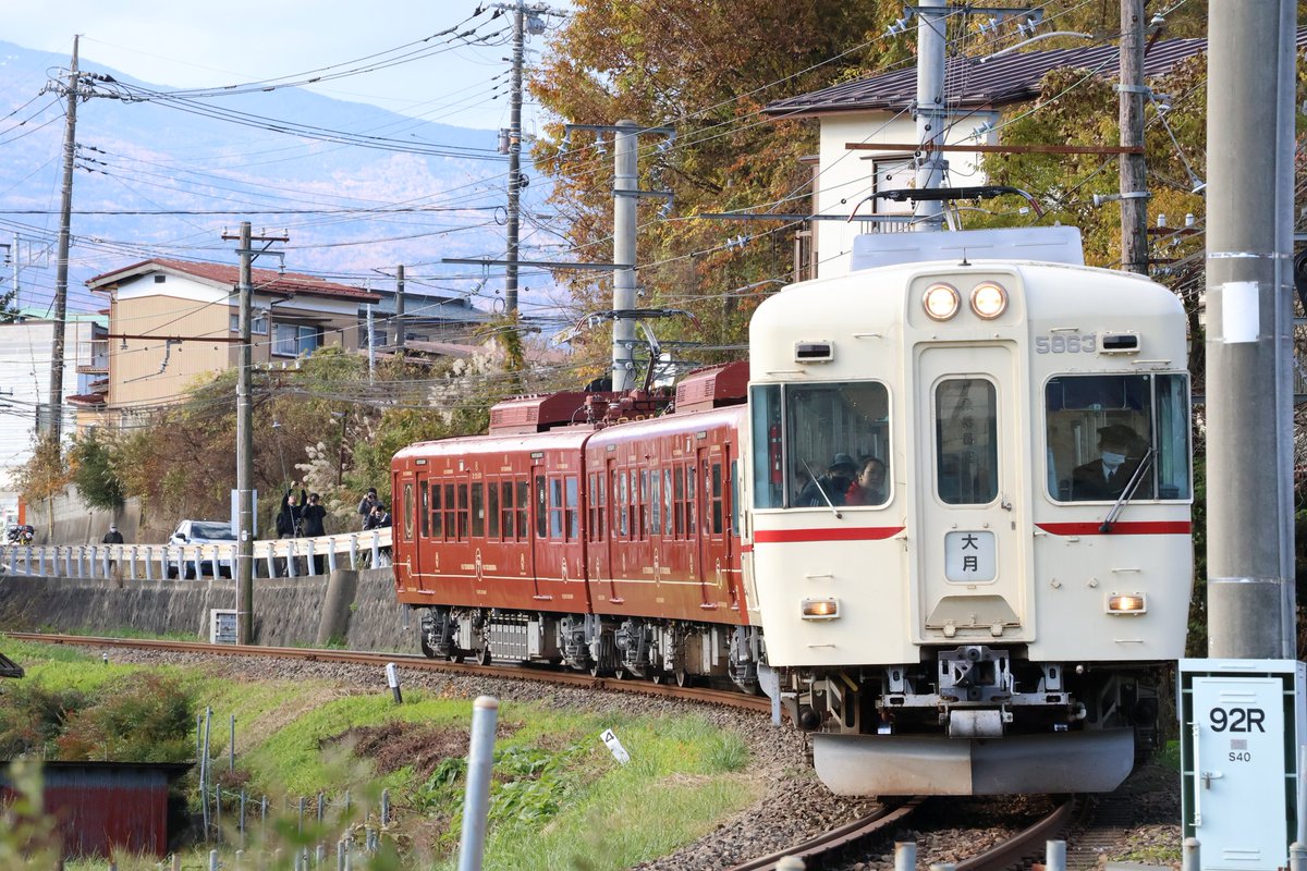 Q8Kbq's tweet photo. 富士急の1000系が引退するから撮った。
京王帝都の塗装をした5000系が令和の時代に走ってる違和感がすごい。
#京王電鉄 
#富士急 https://t.co/yipwg99ALi