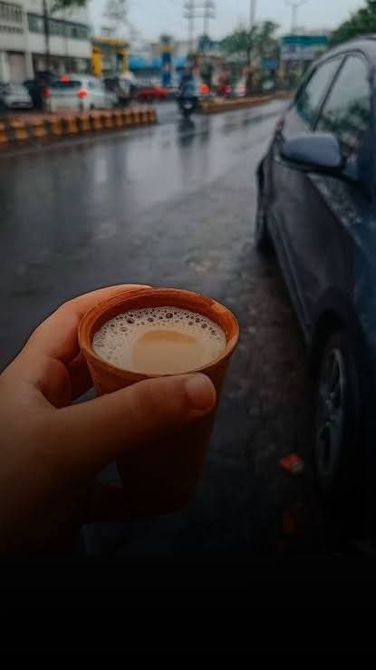 जब सुबह-सुबह तेरे #प्यार के
#नग्में को गुनगुनाता हूँ,
#लब मुस्कुराते है
जब #चाय का कप उठाता हूँ.☕
🔁↩️®️©️