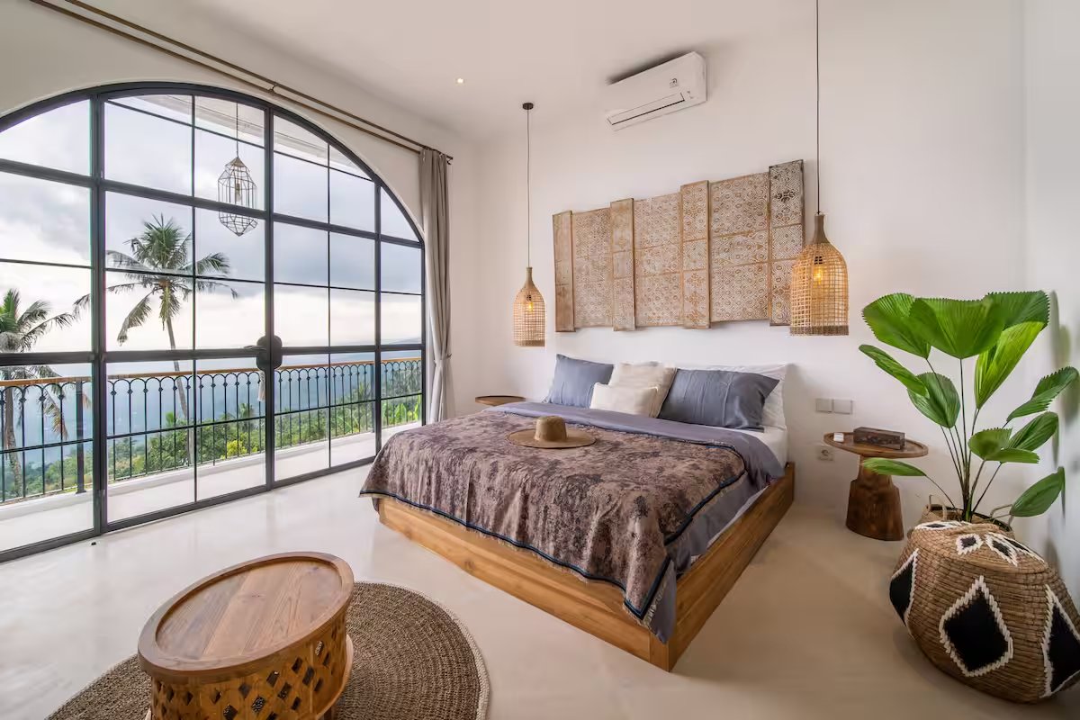 Kamar tidur yang memanjakan mata dengan desain tropis modern 🌴✨. Jendela besar menghadirkan pemandangan alam yang menenangkan. Siapa yang ingin bangun pagi di tempat seperti ini? - source airbnb

#thearsitektur #interiordecor #architecture