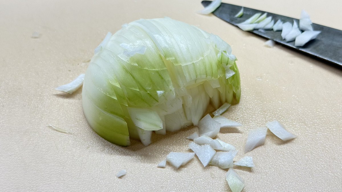 mkbtm's tweet photo. タマネギのみじん切り。料理の本を見ると水平方向に切れ目を入れ、それから横と縦に刻むと書いてある。最初の水平方向の切れ目は必要なの？と疑問に思い検証してみた。CADでタマネギ状の物を作り縦横に刻んでみた。そして分解(2枚目の動画)。結果！最初の水平方向の切れ目は要らない！ https://t.co/HwIGkDE9gA