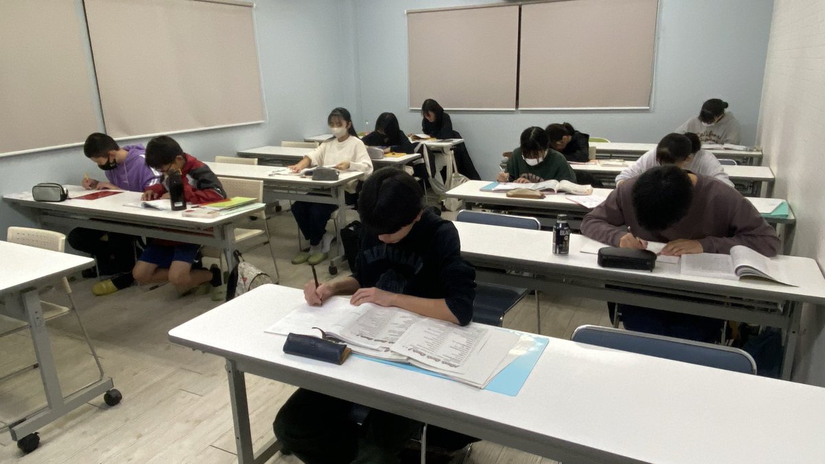 shizenkan2022's tweet photo. 期末テスト直前‼️
昨日の土曜の教室解放日の様子です。
現在自然館には5つの中学校の生徒がいますが、皆今週の期末テストに向け、自主的に黙々と取り組んでいました👏
#狭山市の学習塾 #期末対策 #自然館学習塾 #狭山市習い事 https://t.co/VZNiTjpsoQ