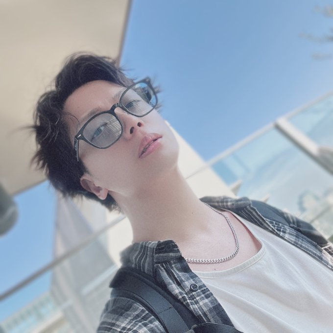 #イラストと描いた人 