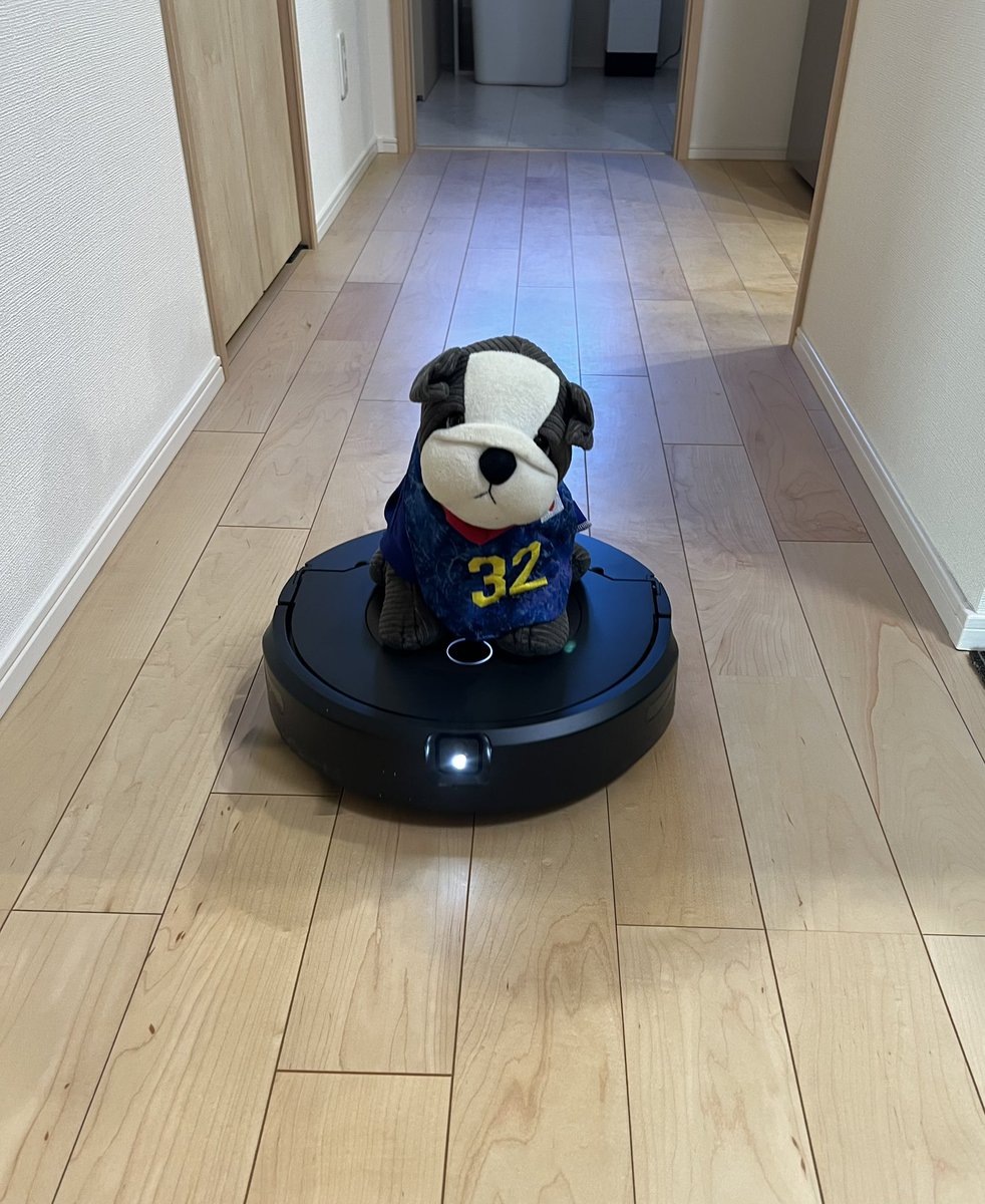 atsushi_SASPURS's tweet image. レンティオさんで1ヶ月試した結果、
Black Fridayセールもあり、正式にお迎えしました🌀
命名『ときめきのルンバ by KIYOSHI』
お陰でお風呂掃除、トイレ掃除の間に活躍してもらい時短になりそうです😊
#ルンバ 
#Roomba