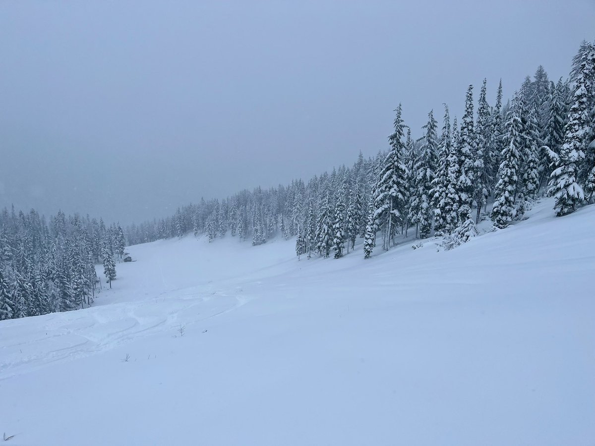 kulwap's tweet photo. First day (for me) of the 2024-25 ski season. It was an amazing powder day at Silver Mountain, and I am going to be really sore tomorrow. @SilverMtnResort #onlyatsilver https://t.co/xIqfHYxFM3