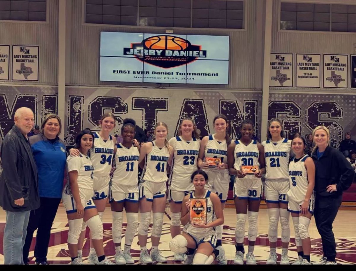 BroaddusGBB's tweet photo. The lady dogs pull out the 51-33 win over Douglass and win 3rd place at the Martinsmill Tournament. Congratulations! 💙🤍

@TXHSGBB @Nick_TXHSGBB @STBA_TX #chooseyourhard https://t.co/Px5DqPjqrw