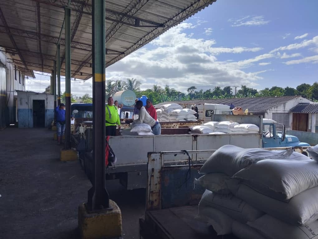 #EmpaMatanzas Desde los almacenes de la Bellotex en Matanzas se trabaja arduamente para llevar los productos de la canasta familiar normada a las diferentes bodegas del territorio.
#UnidosPorCuba
#MatancerosEnVictoria