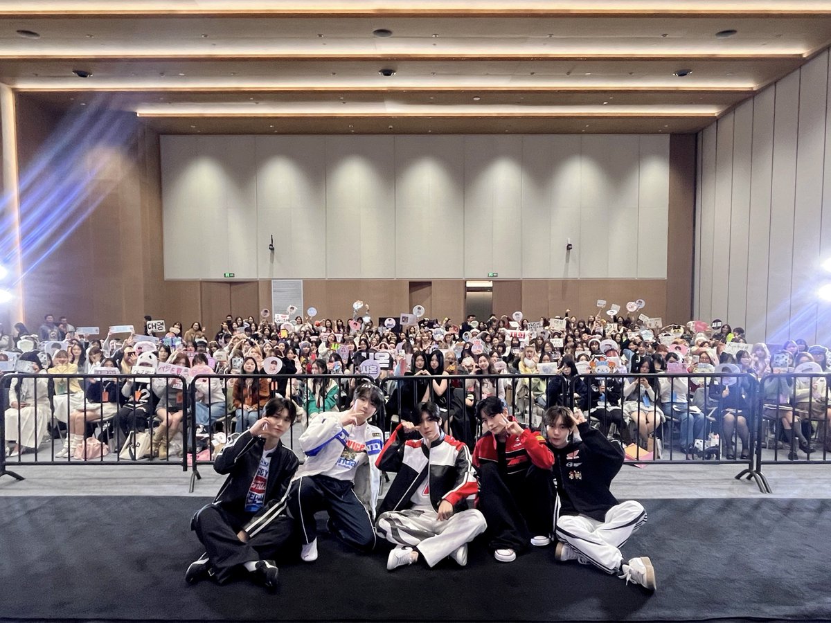 nctwishofficial's tweet image. 侬好 - - 👋 咻咻咻 #NCTWISH 在上海🏎️💨