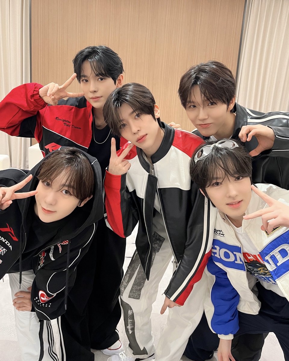 nctwishofficial's tweet image. 侬好 - - 👋 咻咻咻 #NCTWISH 在上海🏎️💨